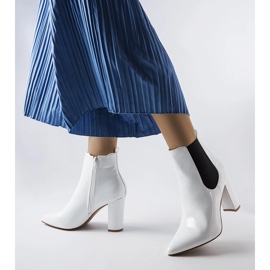 Dolla vitlackade stövlar på stolpen 1