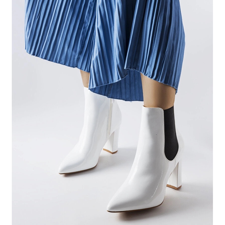 Dolla vitlackade stövlar på stolpen 2