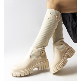 Beige stövlar med flexibel ovandel från Courcelle 1