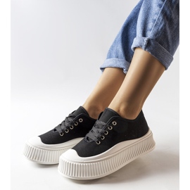 Inna Svarta sneakers och tjocka sulor från Wallace 1