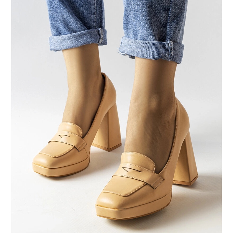 Beige högklackade pumps från Inès 1