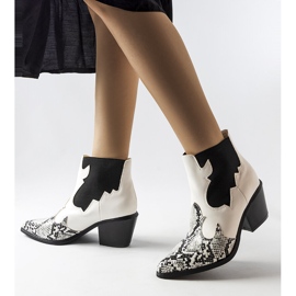 Vita isolerade cowboystövlar med ormmotiv från Goulet 1