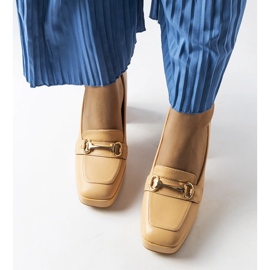 Beige pumps på ett geometriskt block från Blaiss 1