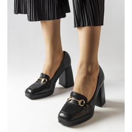 Svarta pumps på ett geometriskt block från Blaiss 1