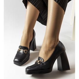 Svarta pumps på ett geometriskt block från Blaiss 2