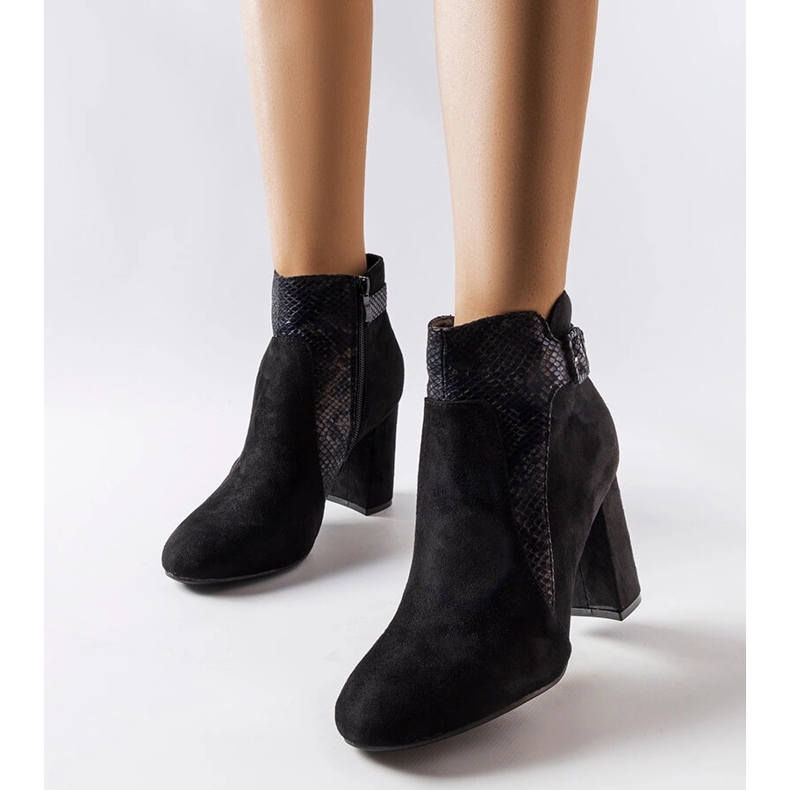 Svarta stövlar med orminlägg i ekomocka Daamen 1