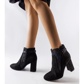 Svarta stövlar med orminlägg i ekomocka Daamen 2