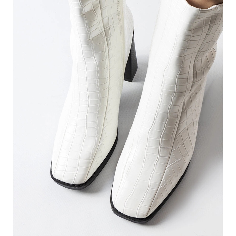 Vita stövletter med imitation av krokodil från Belluci 1