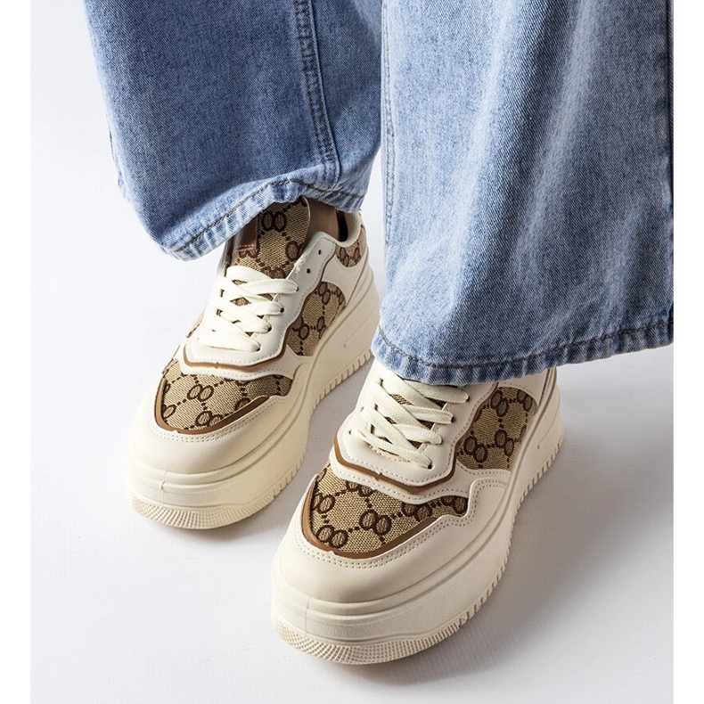 Inna Beige sneakers dekorerade med Conte-monogrammet 1