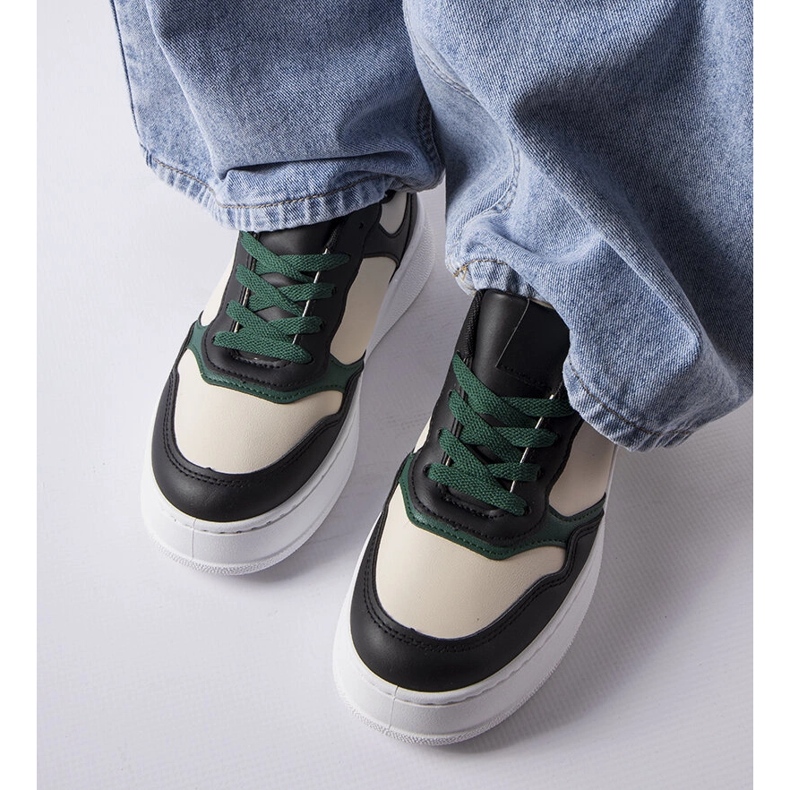 Svarta och gröna sneakers på Baron-plattformen 1
