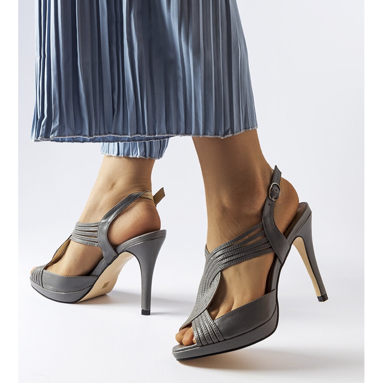 Gråa sandaler med hög klack från Tougas 1