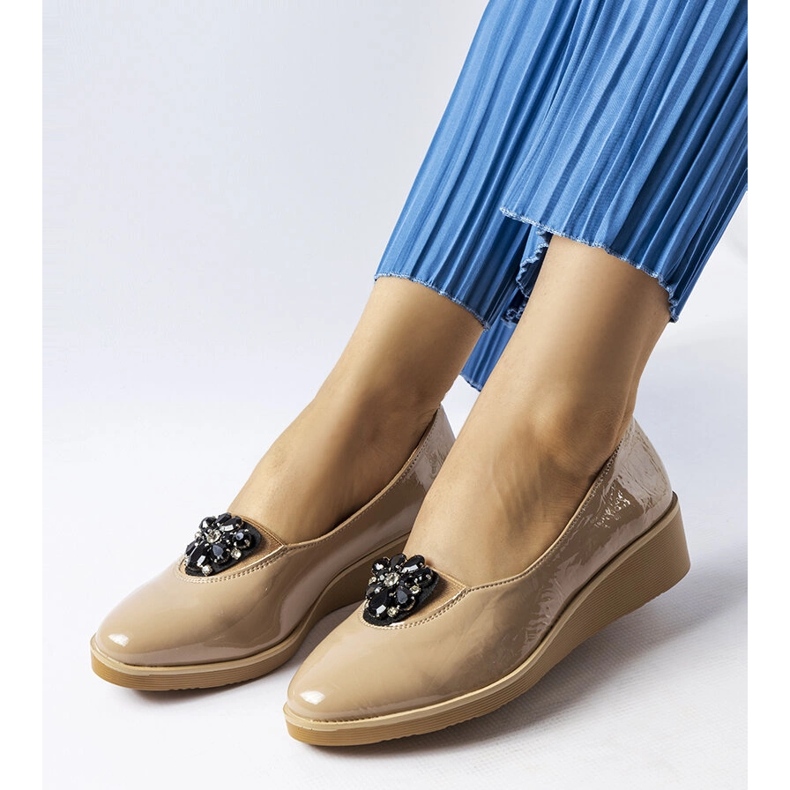 Beigelackade ballerinor med Mellori-utsmyckning 1