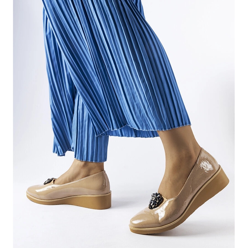 Beigelackade ballerinor med Mellori-utsmyckning 2