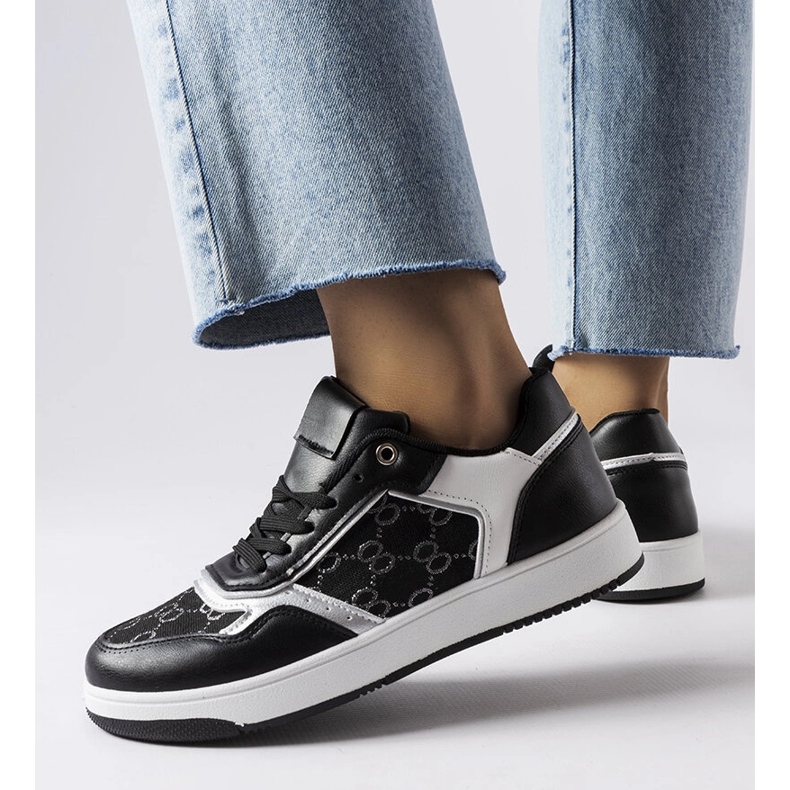 Inna Svarta sneakers dekorerade med Isidor-monogrammet 1