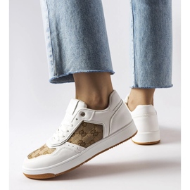 Inna Vita sneakers dekorerade med Isidor-monogrammet 1