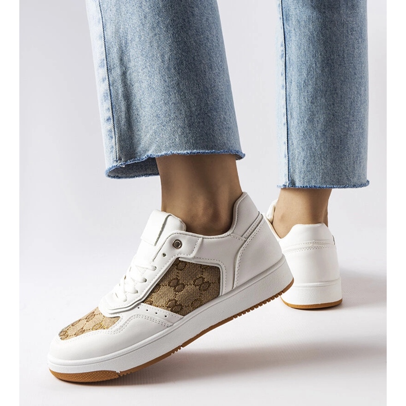 Inna Vita sneakers dekorerade med Isidor-monogrammet 1