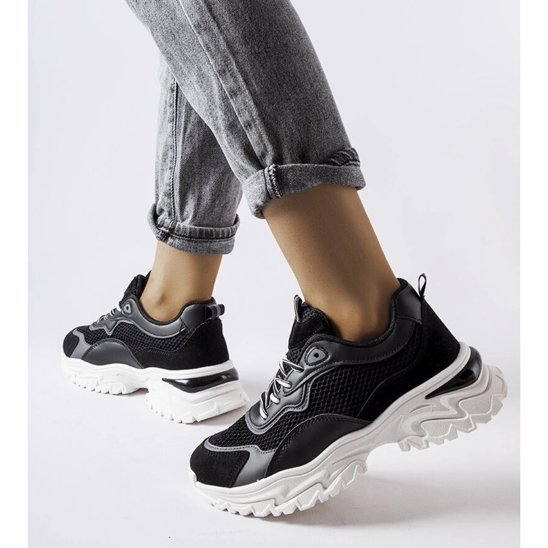 Inna Svarta sneakers med synlig slitbana från Rosita 1