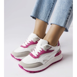 Inna Vita och rosa sneakers från Batilda 1