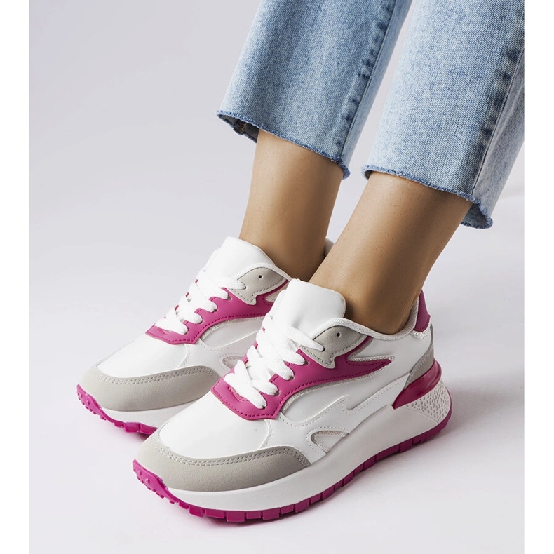 Inna Vita och rosa sneakers från Batilda 1