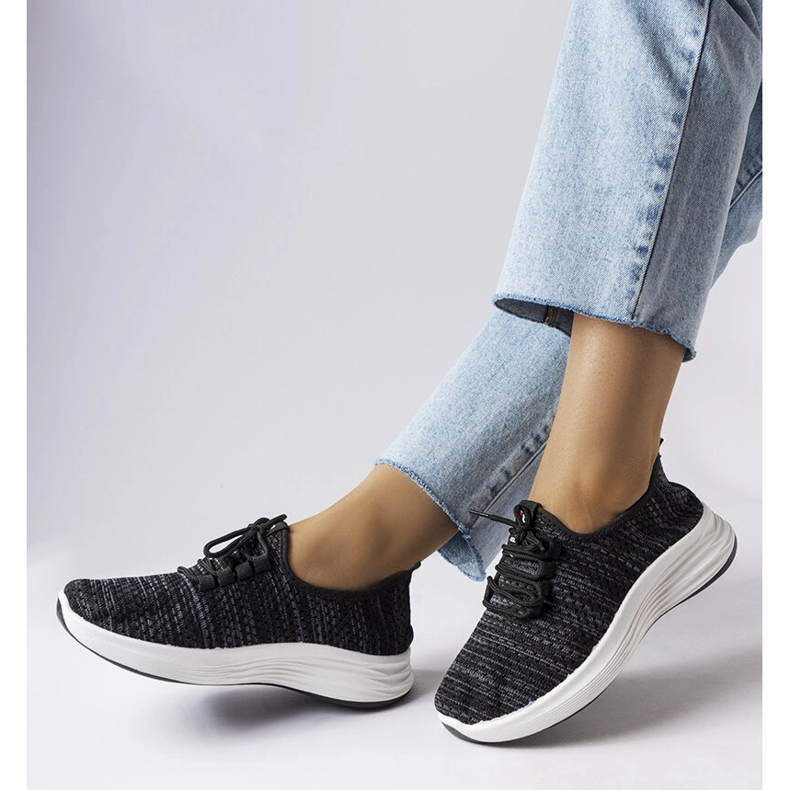 Svarta sneakers i tyg från Tommaso 1