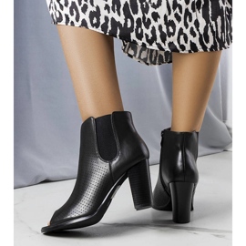 Svarta genombrutna ankelboots från Anna 1