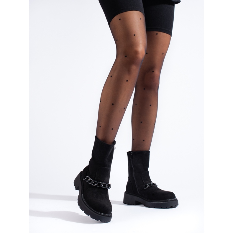 Kvinnliga arbetare på Shelovet-plattformen med en svart kedja 1