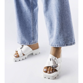 Vita flipflops med traktorsula från Carceri 1