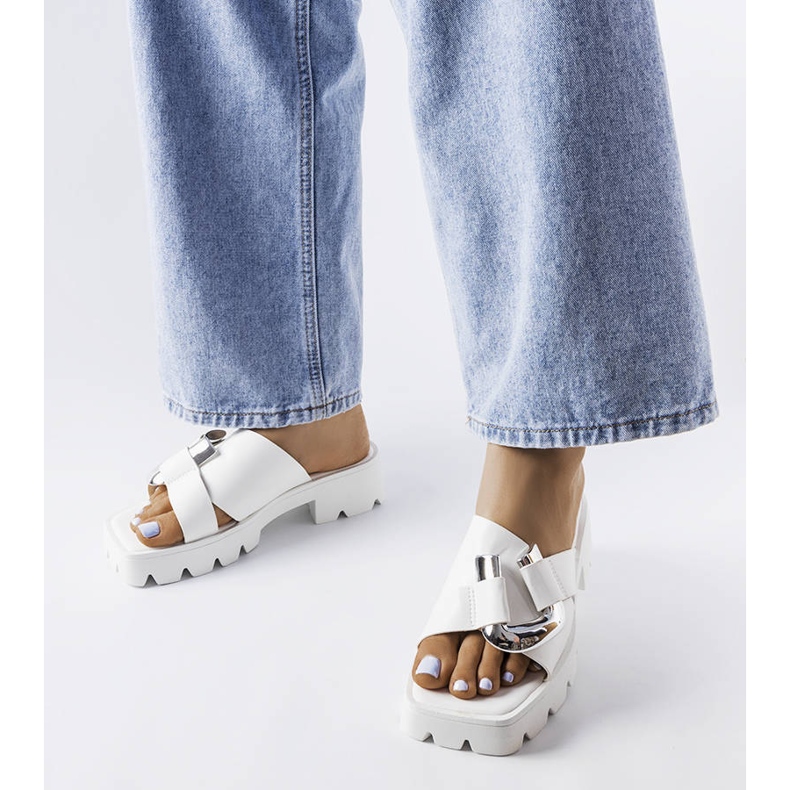 Vita flipflops med traktorsula från Carceri 1