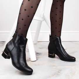 Svarta varma Chelsea-stövlar på stolpen av M. Daszyński 1