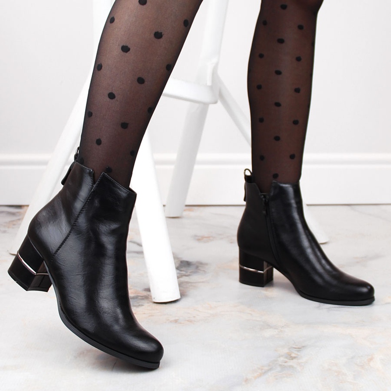 Svarta varma Chelsea-stövlar på stolpen av M. Daszyński 1