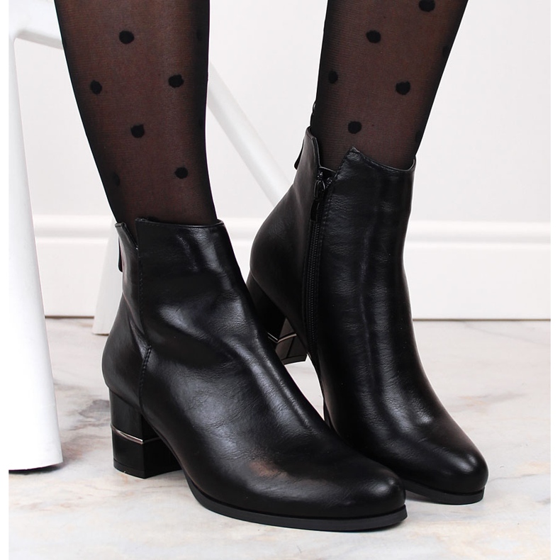 Svarta varma Chelsea-stövlar på stolpen av M. Daszyński 2