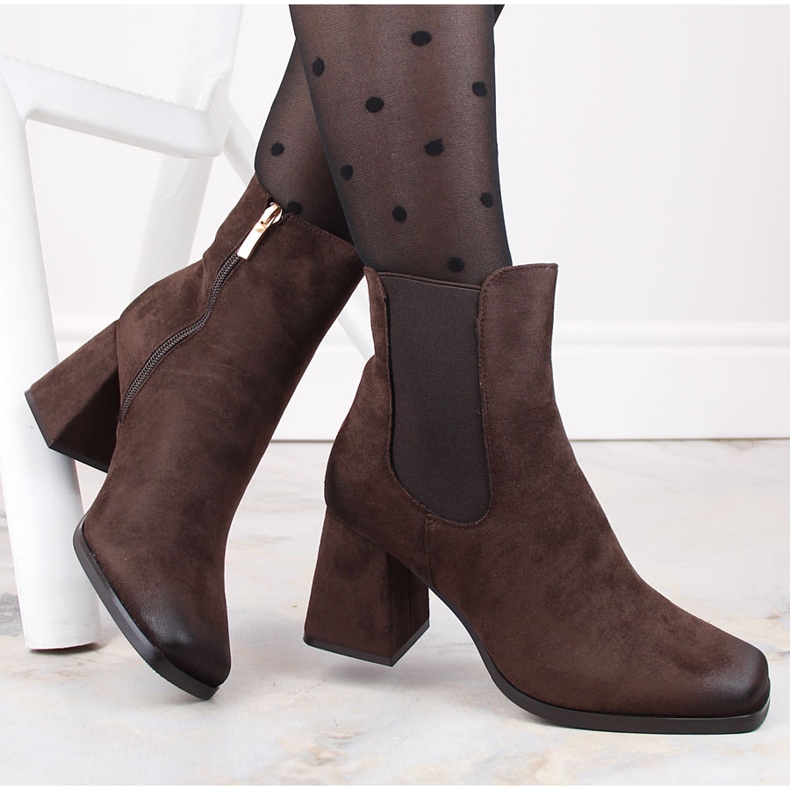 Ankelstövlar i mocka för kvinnor på dekorativ klack, brun, Potocki SZ12183 1