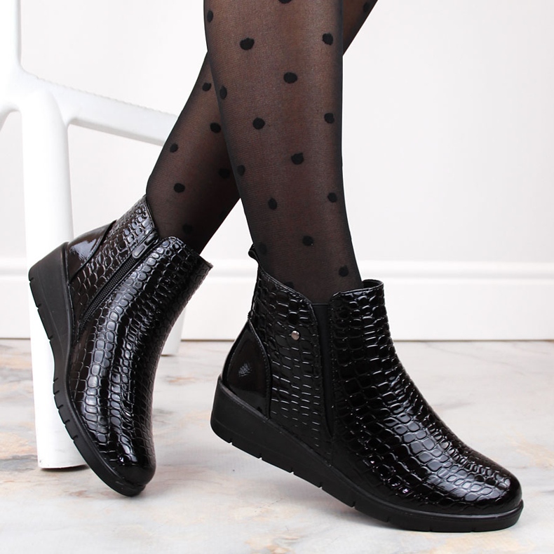 Svarta ankelstövlar för damer i patent med grenkil, T.Sokolski Z23-333 1