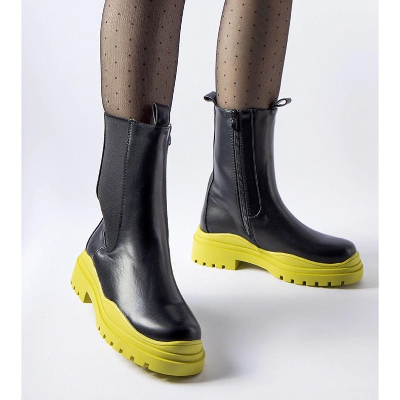 Svarta stövlar med färgad sula från Delebio 1