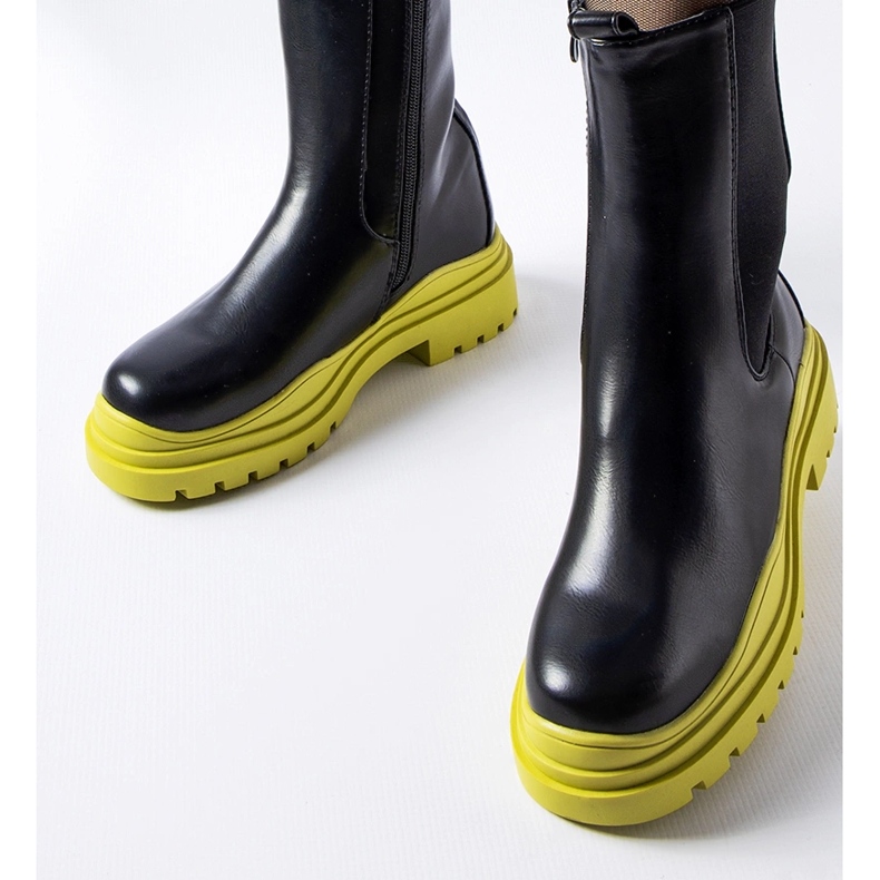 Svarta stövlar med färgad sula från Delebio 2