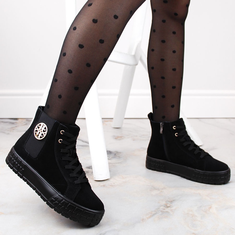 Svarta stövlar i mockaskinn på plattformen, isolerade av Filippo DBT4715 2