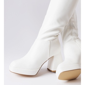 Vita stövlar på en massiv stolpe från Villanova 1