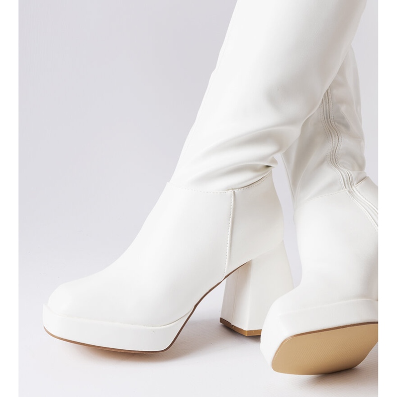 Vita stövlar på en massiv stolpe från Villanova 1