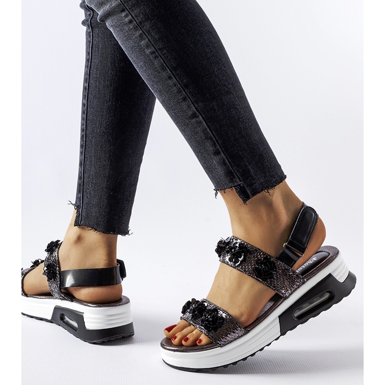 Inna Grå kilasandaler med blommor från Stamford silver- 1