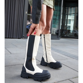 Beige massiva stövlar med slitbana från Barrios 2