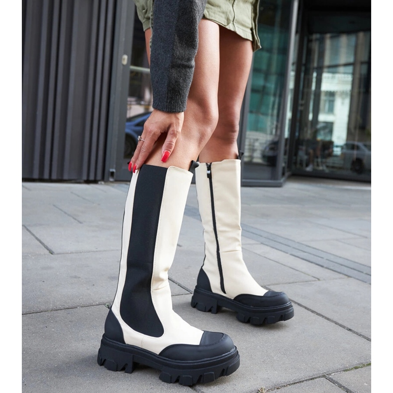 Beige massiva stövlar med slitbana från Barrios 2