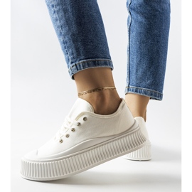 Vita sneakers med tjock sula från Wallace 1