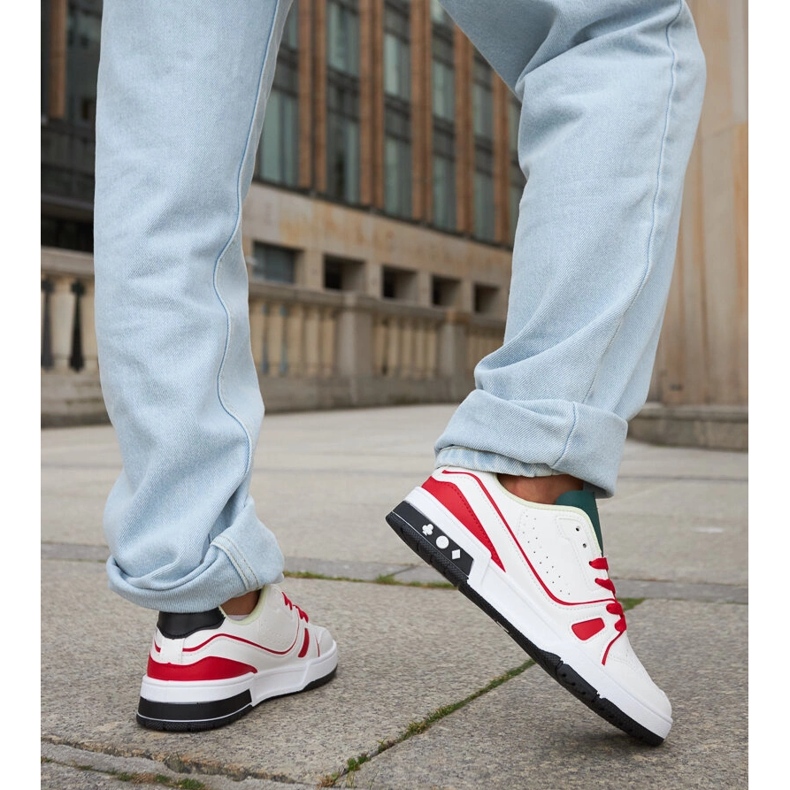 Inna Archies vita och röda skor med grön plös 2