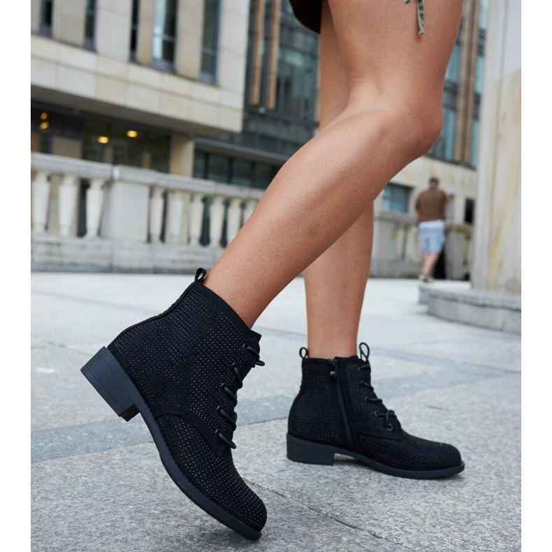 Svarta stövlar dekorerade med Melisurgo zirkoner 2