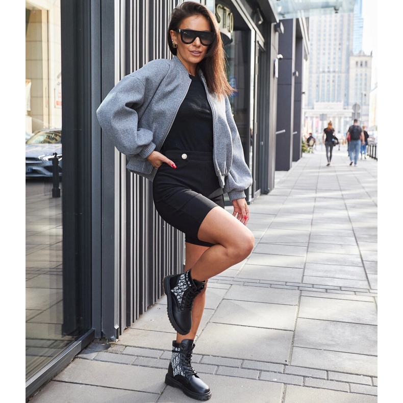 Svarta stövlar dekorerade med ett monogram 1