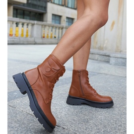 Bruna stövlar på Ugo-plattformen 2