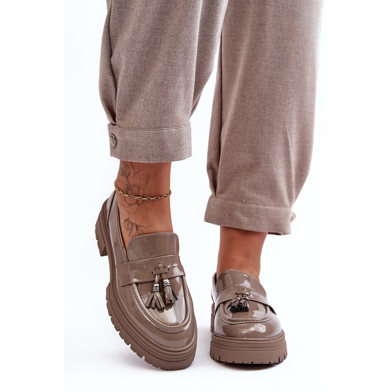 Loafers i lackskinn med fransar, mörkbeige Velenase 2