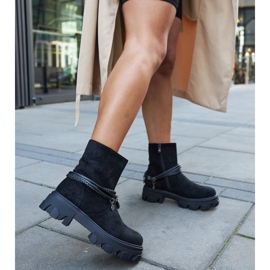 Svarta stövlar med ett dekorativt armband 2