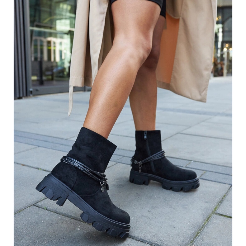 Svarta stövlar med ett dekorativt armband 2