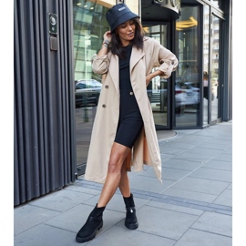 Svarta stövlar med ett dekorativt armband 1